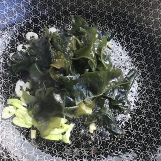 羊肚菌裙带菜汤的做法步骤：7