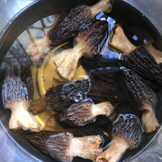 羊肚菌裙带菜汤的做法步骤：2