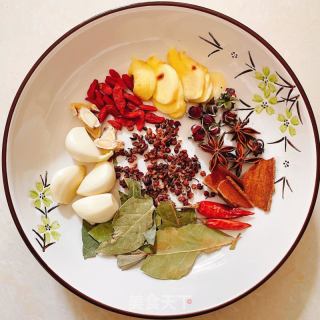 电饭煲焖猪蹄的做法步骤：2