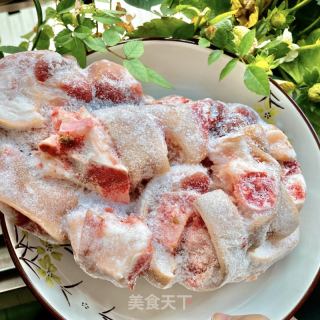 电饭煲焖猪蹄的做法步骤：1