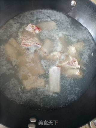 天麻排骨汤的做法步骤：3