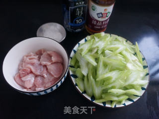 西芹炒肉片的做法步骤：1