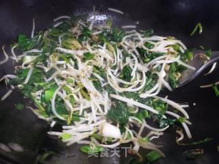 菠菜炒绿豆芽的做法步骤：4
