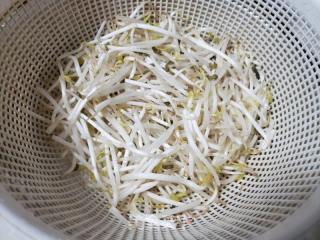 菠菜炒绿豆芽的做法步骤：2