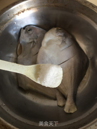 香煎小白鲳的做法步骤：2