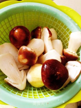 姬松茸鸡汤的做法步骤：2