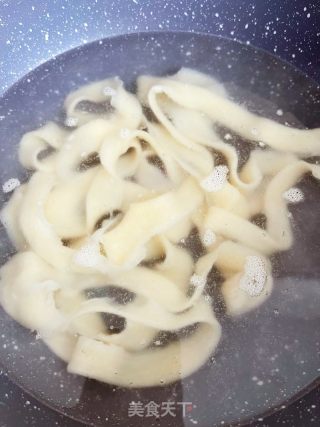 油泼面的做法步骤：4
