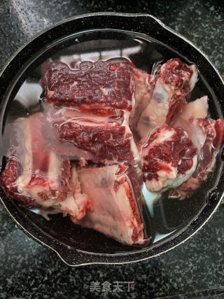 黑椒牛排骨的做法步骤：1