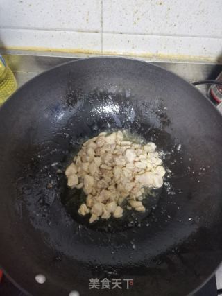 海鲜菇炒鸡丁的做法步骤：2