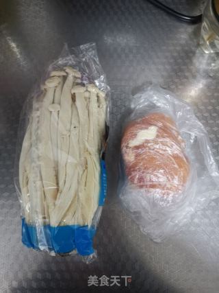 海鲜菇炒鸡丁的做法步骤：1
