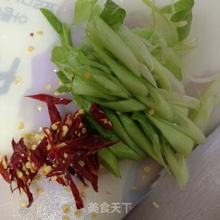 葱爆羊肉的做法步骤：3