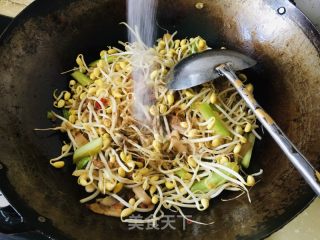 黄豆芽焖面的做法步骤：6