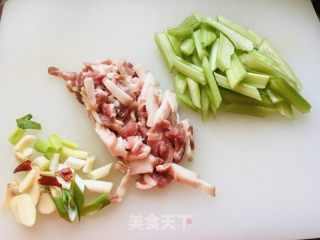 黄豆芽焖面的做法步骤：1