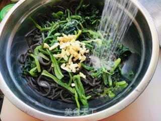 凉拌蕨根粉的做法步骤：3