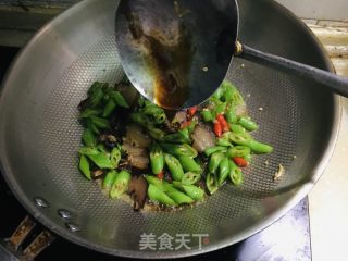 青椒酱油肉的做法步骤：4