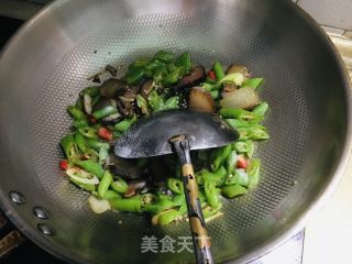 青椒酱油肉的做法步骤：3