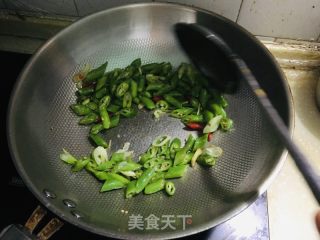 青椒酱油肉的做法步骤：2