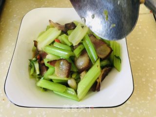 芹菜炒腊肉的做法步骤：6