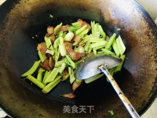 芹菜炒腊肉的做法步骤：5
