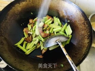 芹菜炒腊肉的做法步骤：4