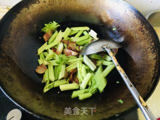 芹菜炒腊肉的做法步骤：3