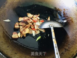 芹菜炒腊肉的做法步骤：2