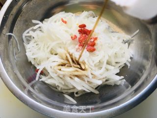 糖醋白萝卜丝的做法步骤：4