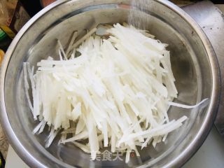 糖醋白萝卜丝的做法步骤：2