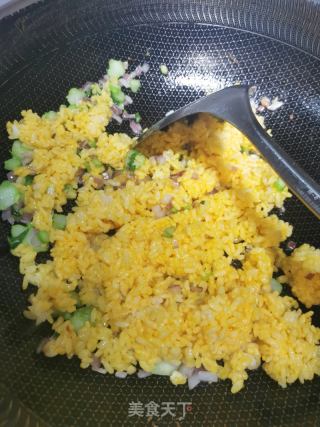 瑶柱鲜虾炒饭的做法步骤：7