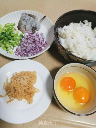 瑶柱鲜虾炒饭的做法步骤：3