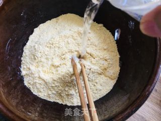 传统玉米面窝窝头的做法步骤：1