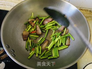 蒜苔炒腊肉的做法步骤：6
