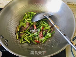 蒜苔炒腊肉的做法步骤：5