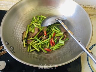 蒜苔炒腊肉的做法步骤：3