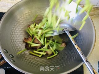 蒜苔炒腊肉的做法步骤：2