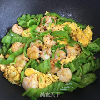 虾仁炒鸡蛋青椒的做法步骤：6