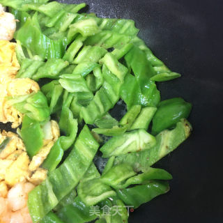 虾仁炒鸡蛋青椒的做法步骤：5