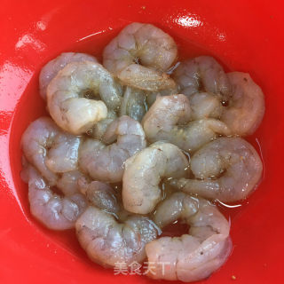 虾仁炒鸡蛋青椒的做法步骤：1