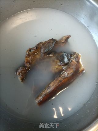 红薯蒸腊肉的做法步骤：1
