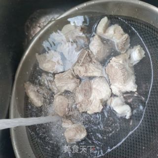 莲藕海参炖排骨的做法步骤：3