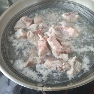 莲藕海参炖排骨的做法步骤：1