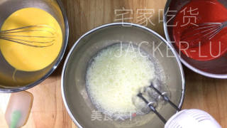 超级厚实红丝绒旋风卷，有颜值又美味，口感细腻绵柔。的做法步骤：5