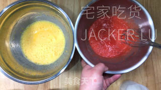超级厚实红丝绒旋风卷，有颜值又美味，口感细腻绵柔。的做法步骤：2