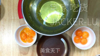 超级厚实红丝绒旋风卷，有颜值又美味，口感细腻绵柔。的做法步骤：1