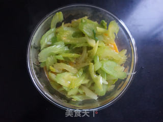 西芹滑蛋的做法步骤：5
