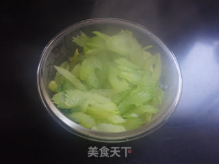 西芹滑蛋的做法步骤：4