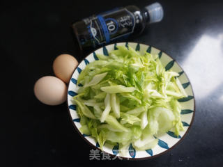 西芹滑蛋的做法步骤：1