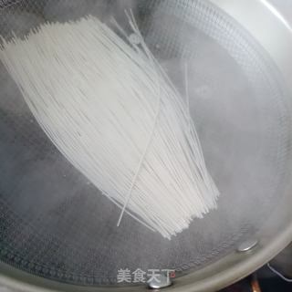 肉丁韭菜打卤面的做法步骤：1