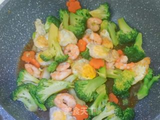 西蓝花炒虾仁的做法步骤：13