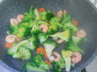 西蓝花炒虾仁的做法步骤：10